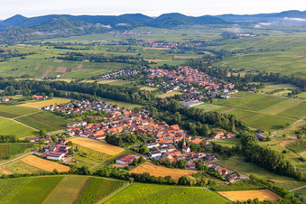 Vue aérienne de Village sur le Klingbach à le quartier Klingen in Heuchelheim-Klingen dans le département Rhénanie-Palatinat, Allemagne
