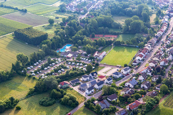 Vue aérienne de Camping dans le Klingbachtal et terrains de sport à le quartier Klingen in Heuchelheim-Klingen dans le département Rhénanie-Palatinat, Allemagne