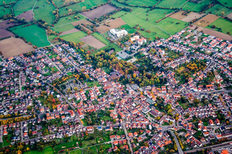 Vue aérienne de Vue des rues et des maisons dans les quartiers résidentiels à le quartier Bad Langenbrücken in Bad Schönborn dans le département Bade-Wurtemberg, Allemagne