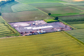 Vue aérienne de Chantier de construction du site de forage profond V20 de Vulcan Energy à Schleidberg pour l'extraction d'énergie géothermique et de lithium à Insheim dans le département Rhénanie-Palatinat, Allemagne