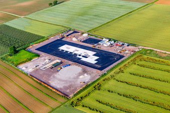 Vue aérienne de Chantier de construction du site de forage profond V20 de Vulcan Energy à Schleidberg pour l'extraction d'énergie géothermique et de lithium à Insheim dans le département Rhénanie-Palatinat, Allemagne