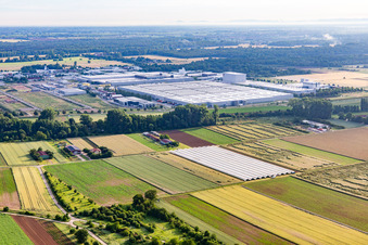 Vue aérienne de Centre logistique Mercedes Benz dans la zone industrielle Interpark depuis le sud-ouest à Offenbach an der Queich dans le département Rhénanie-Palatinat, Allemagne