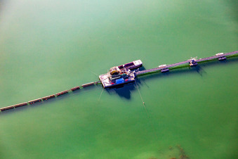 Vue aérienne de Drague flottante sur le lac de la carrière de Giesen à le quartier Liedolsheim in Dettenheim dans le département Bade-Wurtemberg, Allemagne
