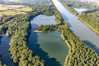 Vue aérienne de Restaurant sur l'île Rott sur le Rhin à Linkenheim-Hochstetten dans le département Bade-Wurtemberg, Allemagne