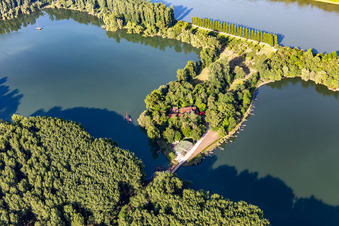 Vue aérienne de Pappelallee et restaurant sur l'île de Rott sur le Rhin à Linkenheim-Hochstetten dans le département Bade-Wurtemberg, Allemagne