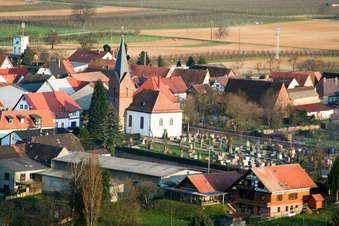 Vue aérienne de Église protestante du Nord-Ouest à Winden dans le département Rhénanie-Palatinat, Allemagne