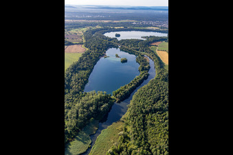Vue aérienne de Canal de plaine du Rhin entre le lac Streitköpfle et le lac de carrière Mittelgrund à le quartier Leopoldshafen in Eggenstein-Leopoldshafen dans le département Bade-Wurtemberg, Allemagne