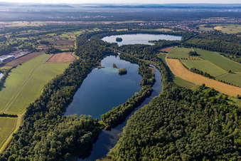 Vue aérienne de Canal de plaine du Rhin entre le lac Streitköpfle et le lac de carrière Mittelgrund à le quartier Leopoldshafen in Eggenstein-Leopoldshafen dans le département Bade-Wurtemberg, Allemagne