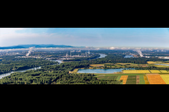 Vue aérienne de Panorama de la vallée du Rhin depuis le Rheinzaberner Baggersee jusqu'au MIRO derrière le port pétrolier à le quartier Knielingen in Karlsruhe dans le département Bade-Wurtemberg, Allemagne