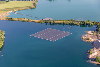 Vue aérienne de Parc solaire flottant sur un lac de carrière à Leimersheim dans le département Rhénanie-Palatinat, Allemagne