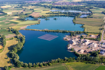 Vue aérienne de Parc solaire flottant sur un lac de carrière à Leimersheim dans le département Rhénanie-Palatinat, Allemagne
