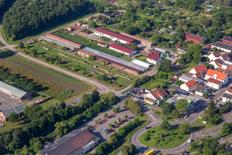 Halles agricoles à Ettenbaum à Kandel dans le département Rhénanie-Palatinat, Allemagne depuis l'avion