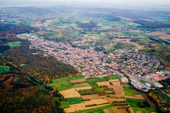 Vue aérienne de De l'ouest à Östringen dans le département Bade-Wurtemberg, Allemagne