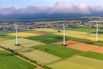 Vue aérienne de Parc éolien Minfeld dans des nuages bas à Minfeld dans le département Rhénanie-Palatinat, Allemagne
