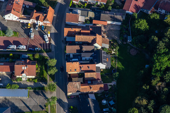 Vue aérienne de Rue principale à Minfeld dans le département Rhénanie-Palatinat, Allemagne