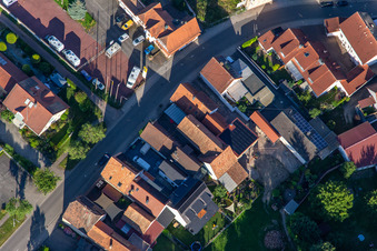 Vue aérienne de Rue principale à Minfeld dans le département Rhénanie-Palatinat, Allemagne