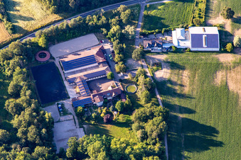 Vue aérienne de Centre équestre sur la haute berge à Hagenbach dans le département Rhénanie-Palatinat, Allemagne