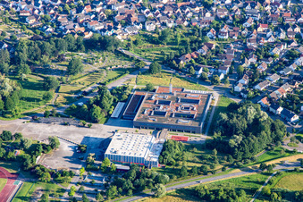 Vue aérienne de Celtic Hall et école secondaire à le quartier Mörsch in Rheinstetten dans le département Bade-Wurtemberg, Allemagne