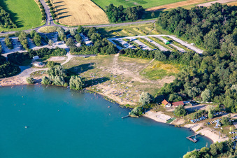 Vue aérienne de Pelouse ensoleillée à Epplesee à le quartier Silberstreifen in Rheinstetten dans le département Bade-Wurtemberg, Allemagne