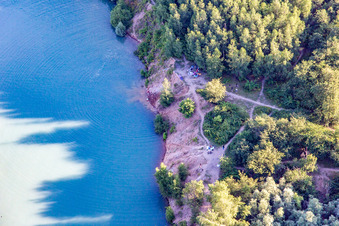 Vue aérienne de Rive abrupte à Epplesee à le quartier Forchheim in Rheinstetten dans le département Bade-Wurtemberg, Allemagne