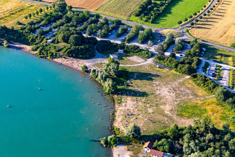 Vue oblique de Pelouse ensoleillée à Epplesee à le quartier Silberstreifen in Rheinstetten dans le département Bade-Wurtemberg, Allemagne
