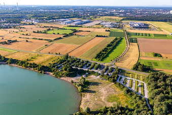 Pelouse ensoleillée à Epplesee à le quartier Silberstreifen in Rheinstetten dans le département Bade-Wurtemberg, Allemagne d'en haut