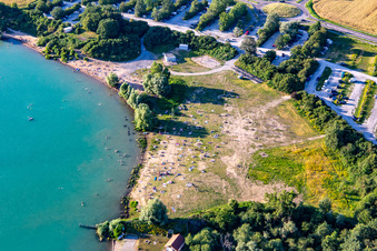Pelouse ensoleillée à Epplesee à le quartier Silberstreifen in Rheinstetten dans le département Bade-Wurtemberg, Allemagne hors des airs