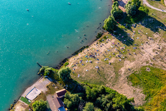 Vue aérienne de De nombreux baigneurs à Epplesee à le quartier Silberstreifen in Rheinstetten dans le département Bade-Wurtemberg, Allemagne