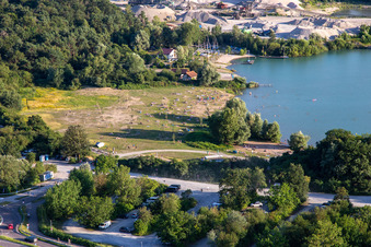 Vue aérienne de Pelouse ensoleillée à Epplesee vue du nord à le quartier Silberstreifen in Rheinstetten dans le département Bade-Wurtemberg, Allemagne