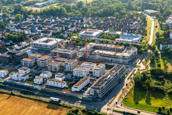 Vue aérienne de Chantier de construction de maisons multifamiliales « Nouveau Centre-Ville » vu de l'est à le quartier Mörsch in Rheinstetten dans le département Bade-Wurtemberg, Allemagne