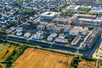 Vue aérienne de Chantier de construction de maisons multifamiliales « Nouveau Centre-Ville » vu de l'est à le quartier Mörsch in Rheinstetten dans le département Bade-Wurtemberg, Allemagne