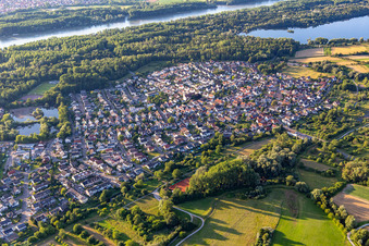 Vue aérienne de Du sud-est à le quartier Neuburgweier in Rheinstetten dans le département Bade-Wurtemberg, Allemagne