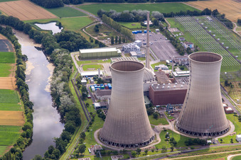Vue aérienne de Arrêt de la centrale nucléaire Grafenrheinfeld de Preussenelektra GmbH avant la démolition des tours de refroidissement à Grafenrheinfeld dans le département Bavière, Allemagne