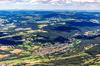 Vue aérienne de Du sud-ouest à le quartier Hettenhausen in Gersfeld dans le département Hesse, Allemagne