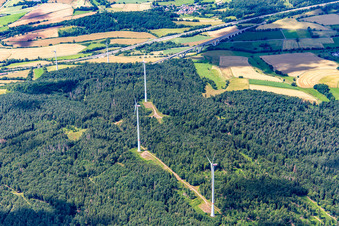 Vue aérienne de Parc éolien devant le grand pont bouclier à Kirchheim dans le département Hesse, Allemagne