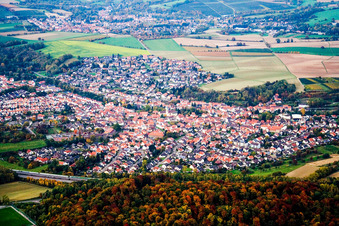 Vue aérienne de Du sud au-delà de l'A6 à Dielheim dans le département Bade-Wurtemberg, Allemagne