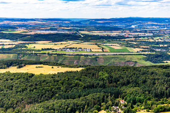 Vue aérienne de Aérodrome de Coblence/Winningen au-dessus des vignobles de la Moselle depuis le sud à Winningen dans le département Rhénanie-Palatinat, Allemagne