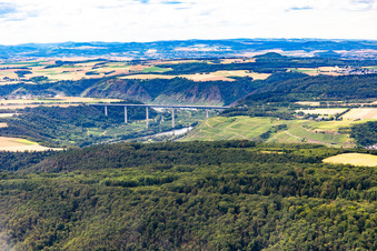 Vue aérienne de Pont de l'autoroute A61 sur la Moselle à Winningen dans le département Rhénanie-Palatinat, Allemagne