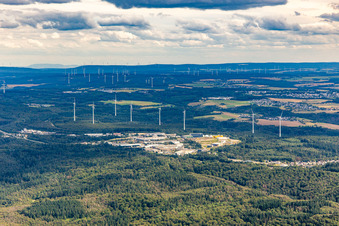 Vue aérienne de Parc industriel de Boppard Hellerwald avec parc éolien à Kratzenburg dans le département Rhénanie-Palatinat, Allemagne