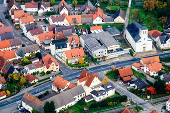 Vue aérienne de B45 et église à Zuzenhausen dans le département Bade-Wurtemberg, Allemagne