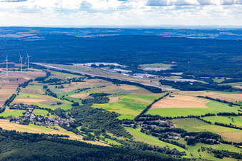 Vue aérienne de Parc d'activités TRIWO Pferdesfeld sur l'ancien aérodrome de Pferdesfeld à le quartier Dörndich in Bad Sobernheim dans le département Rhénanie-Palatinat, Allemagne