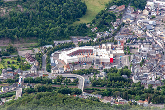 Vue aérienne de SIMONA AG (Administration + Usine I) à Kirn dans le département Rhénanie-Palatinat, Allemagne