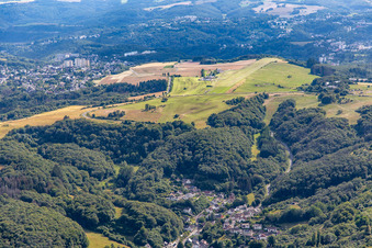Vue aérienne de Aéroport Idar-Oberstein/Göttschied à le quartier Göttschied in Idar-Oberstein dans le département Rhénanie-Palatinat, Allemagne