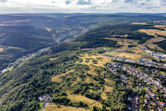 Vue aérienne de Terrains de sport à Im Haag, dans la Max-Planck-Straße à Idar-Oberstein dans le département Rhénanie-Palatinat, Allemagne