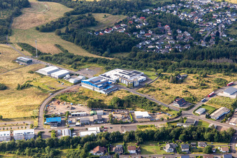 Vue aérienne de Zone industrielle Max-Planck-Straße x Albert-Einstein-Straße à Idar-Oberstein dans le département Rhénanie-Palatinat, Allemagne