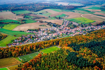 Vue aérienne de Ville du sud-ouest à le quartier Mönchzell in Meckesheim dans le département Bade-Wurtemberg, Allemagne