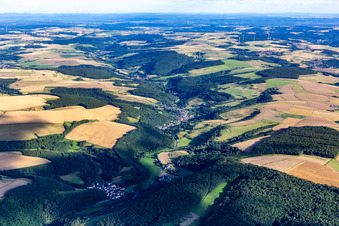 Vue aérienne de Odenbachtal vu du nord à Adenbach dans le département Rhénanie-Palatinat, Allemagne