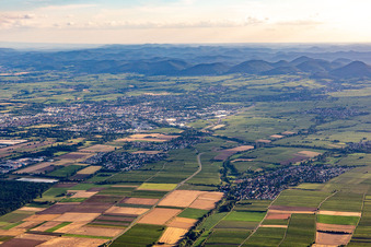 Vue aérienne de Du nord-est à Essingen dans le département Rhénanie-Palatinat, Allemagne