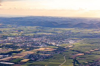 Vue aérienne de Du nord-est à Landau in der Pfalz dans le département Rhénanie-Palatinat, Allemagne