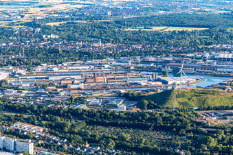 Vue aérienne de Port du Rhin Karlsruhe depuis le nord à le quartier Mühlburg in Karlsruhe dans le département Bade-Wurtemberg, Allemagne